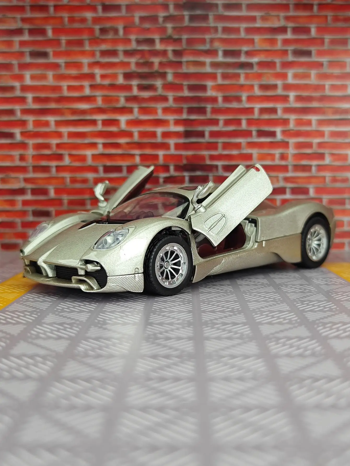 

1:32 Pagani Utopia alloy supercar model car ornaments pull back acousto-optic children's toys trunk and door can be opened gifts