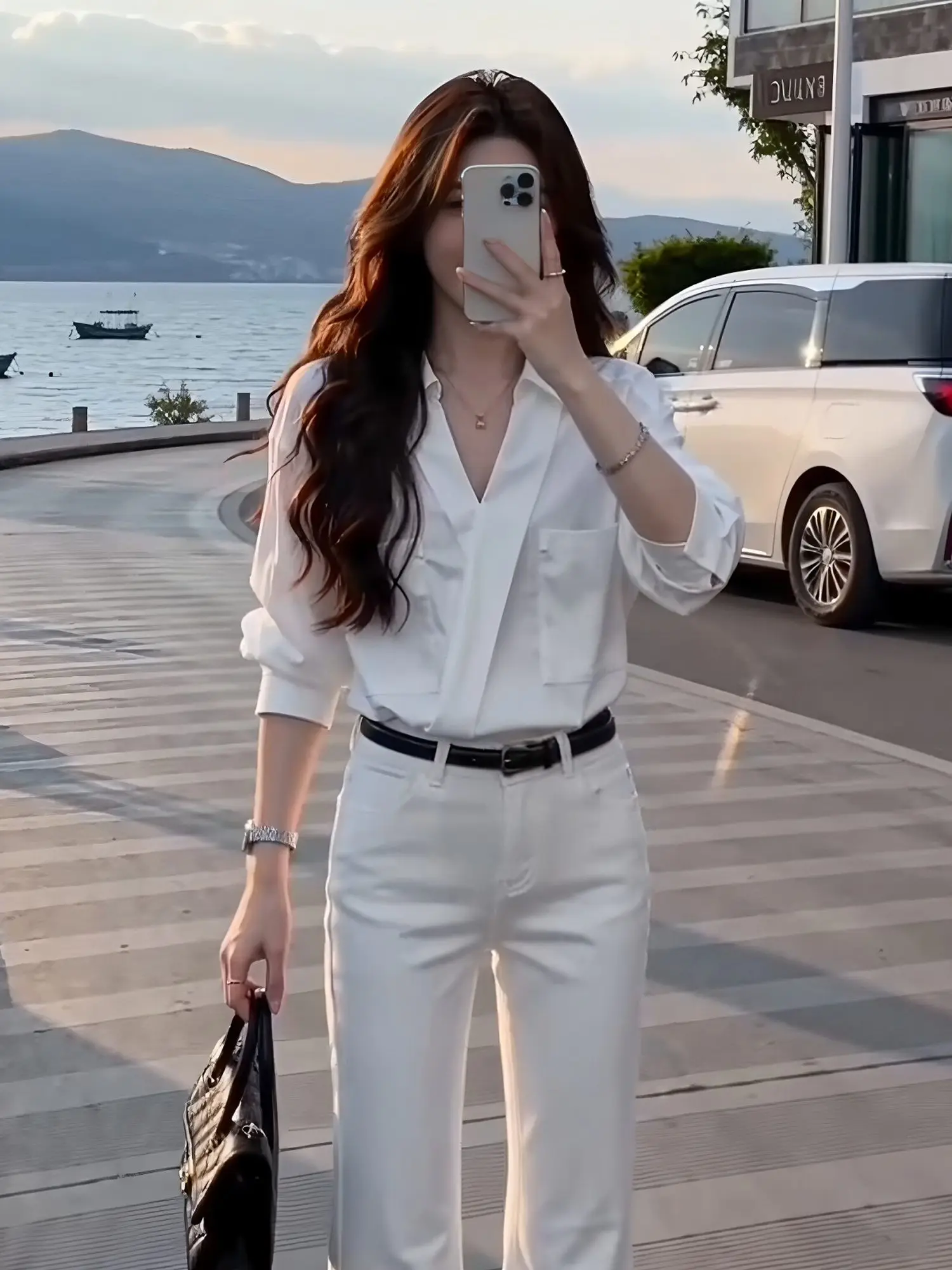 

Элегантная белая блузка с V-образным вырезом и длинным рукавом для женщин: универсальная, стройнящая, для офиса, весна-осень, премиум-класса, модная