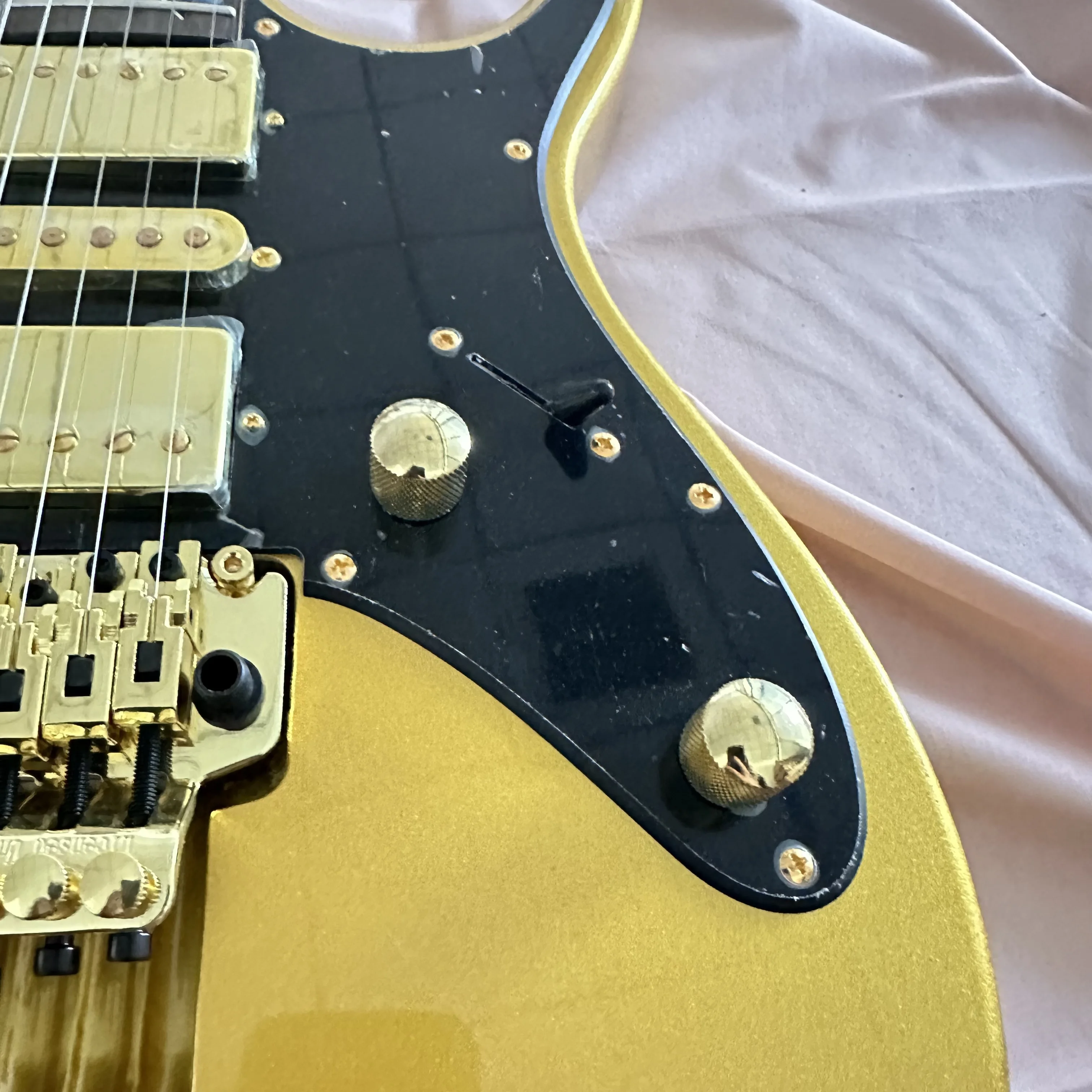 US Warehouse 7V Style Electric Guitar Metallic Gold Body Double Locking Tremolo HSH Pickups 6 String Rosewood Fingerboard Tree Of Life Inlay Rock Guitar
