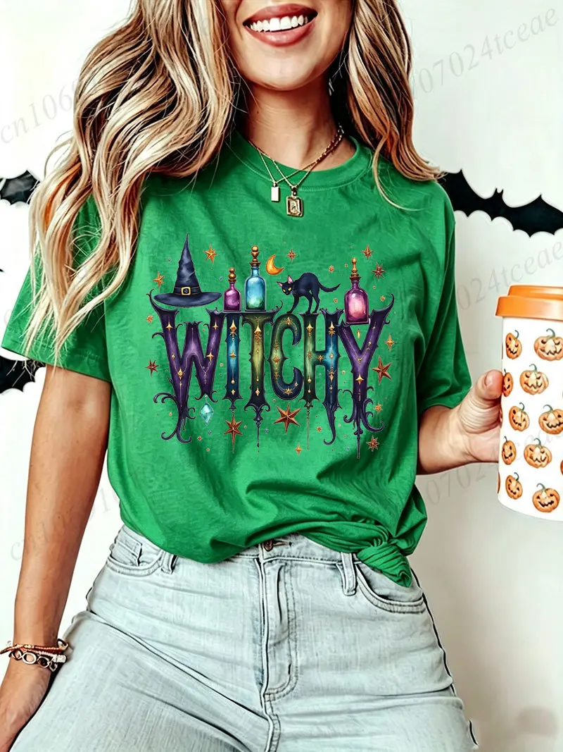 Damen-T-Shirt mit Hexen-Grafik, Halloween-Hexenhut, schwarze Katze, Mond- und Sternmuster, kurzärmeliges, lässiges T-Shirt für Hexenpartys. – Detail 4