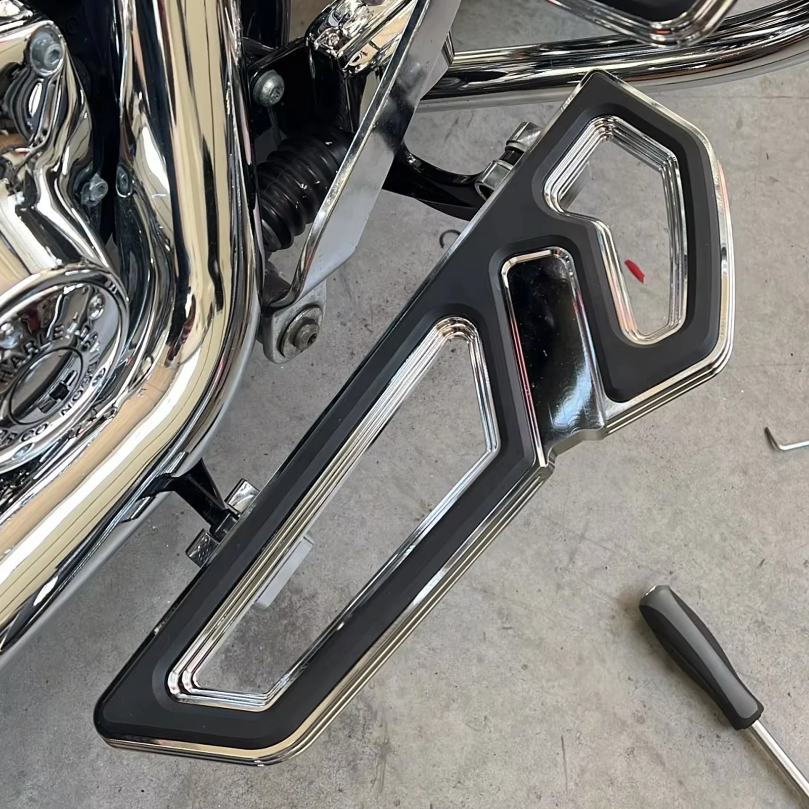 Motorcycle Driver Floorboard Front Footrest For Harley Touring Street Electra Road Glide Road King Softail Fat Boy 1986-2026