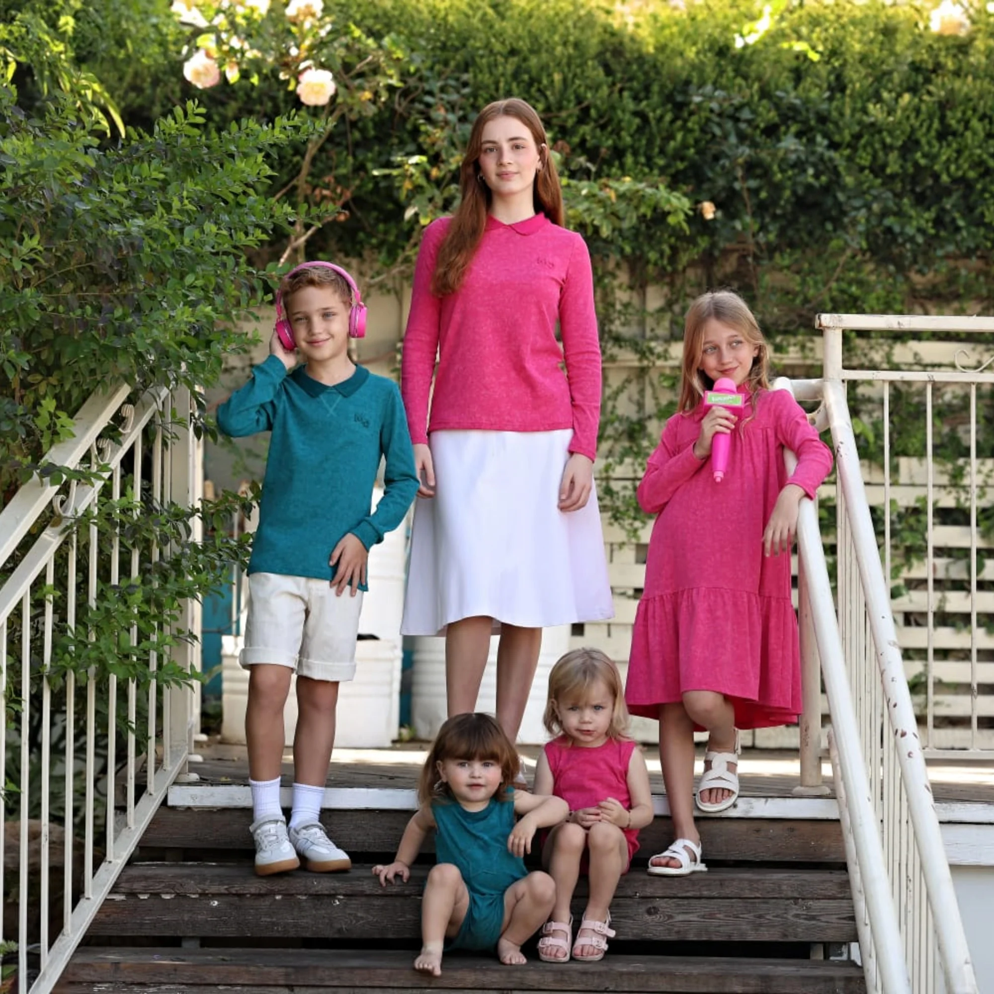 Коллекция SS Rose Blue 2026 года от Mali: хлопковые платья для девочек, комбинезоны для новорожденных, шапочки, пледы, юбки для подростков, футболки, поло для мальчиков, комплекты.