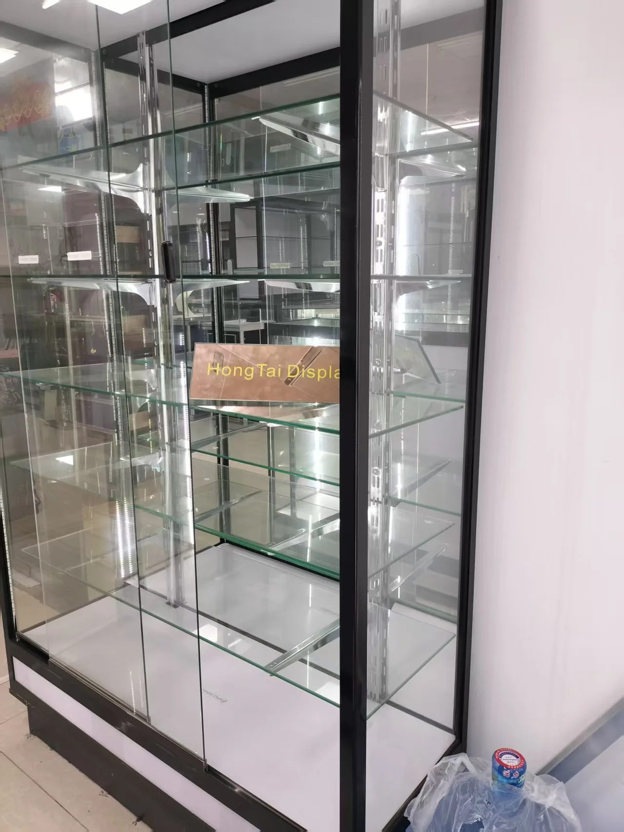 Porte coulissante en verre personnalisée, cadre carré en aluminium, raccord de magasin de fumée, affichage de magasin de détail, vitrine haute