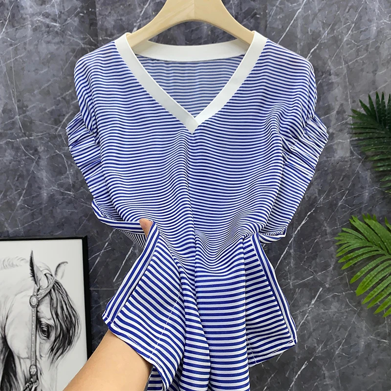 

Шелковый топ с V-образным вырезом и воротником в форме сердца, в полоску, из натурального шелка, для повседневной носки, с короткими рукавами, стандартной длины.