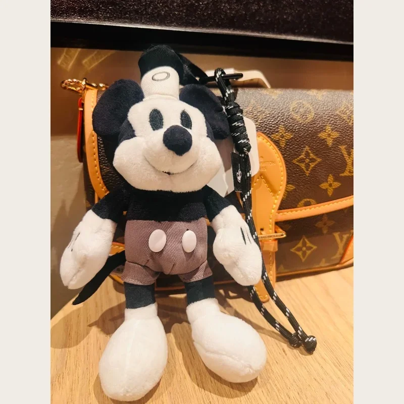 

Фигурки героев мультфильмов и игрушечные фигурки, 15-сантиметровый черно-белый ретро-кулон с Микки Маусом, милый и стильный, идеально подходит в качестве подарка на день рождения или праздничный подарок.