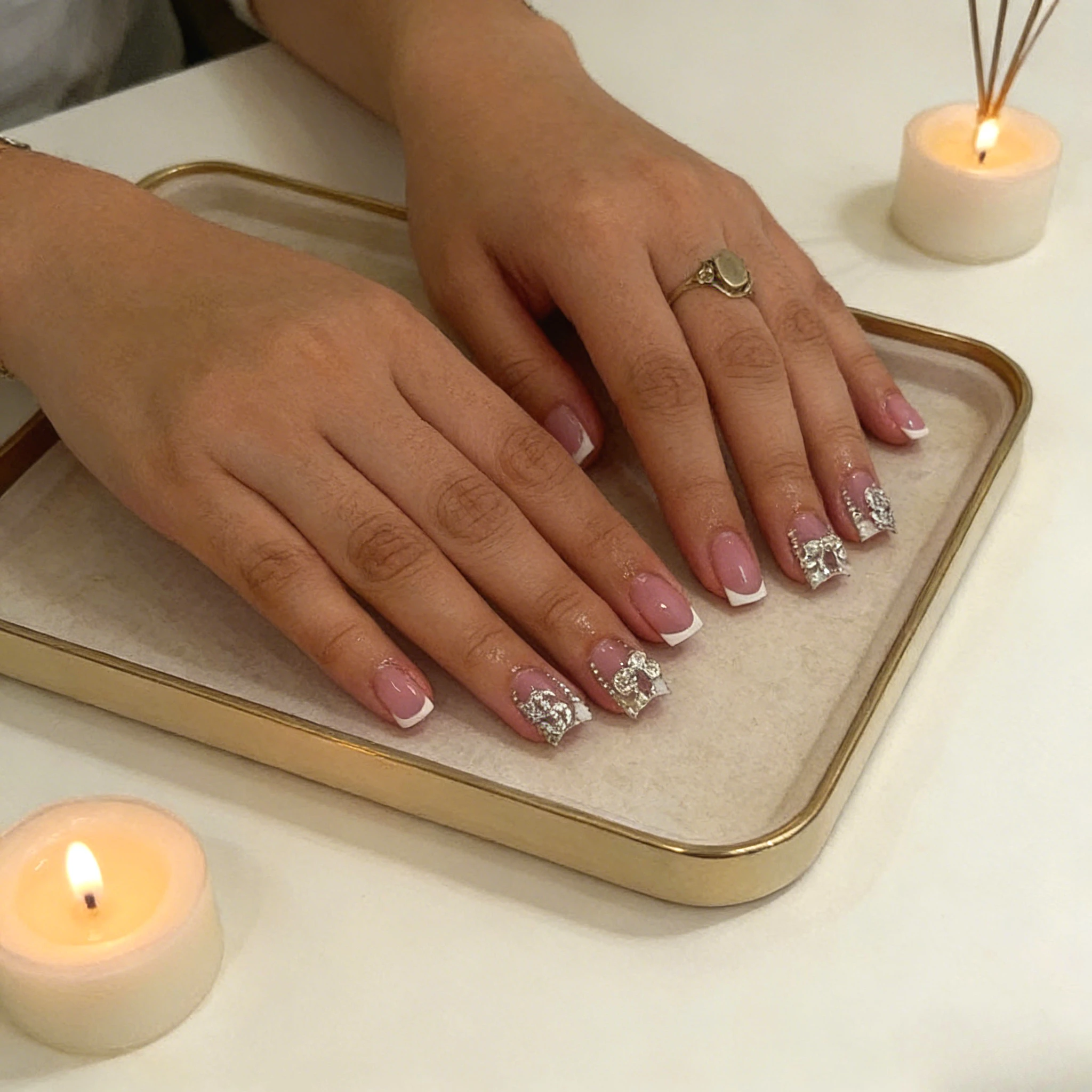 

24 шт. коротких квадратных накладных ногтей с металлическим декором, многоразовые, не повреждают ногти, для женщин, на каждый день, для вечеринок, свиданий, свадеб