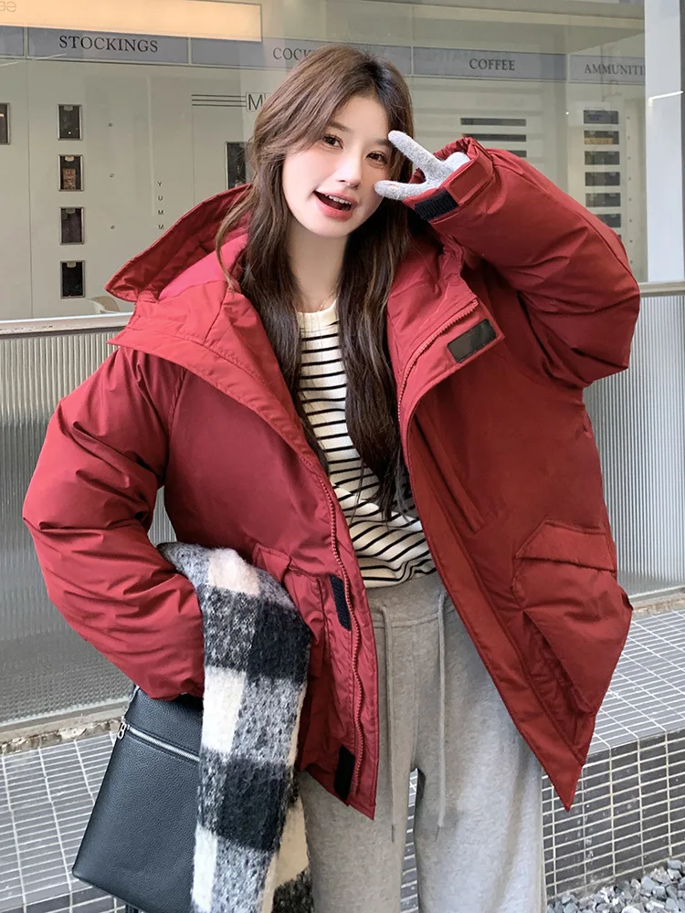 

Красная повседневная модная универсальная хлопковая куртка 2025, новая зимняя свободная толстая рабочая одежда с капюшоном, короткая стильная хлебная куртка