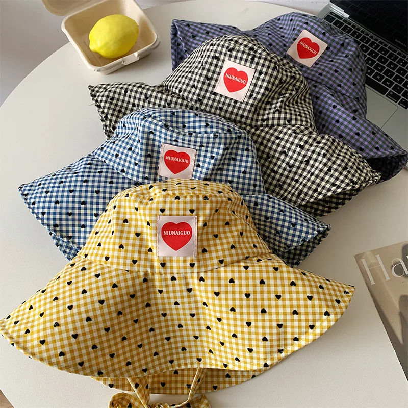 Damskie kapelusze typu bucket hat koreańskie słodkie kawaii nowe w serduszka w kratkę z szerokim rondem, uniwersalne kapelusze przeciwsłoneczne, turystyczne kapelusze nadmorskie dla dziewczyn