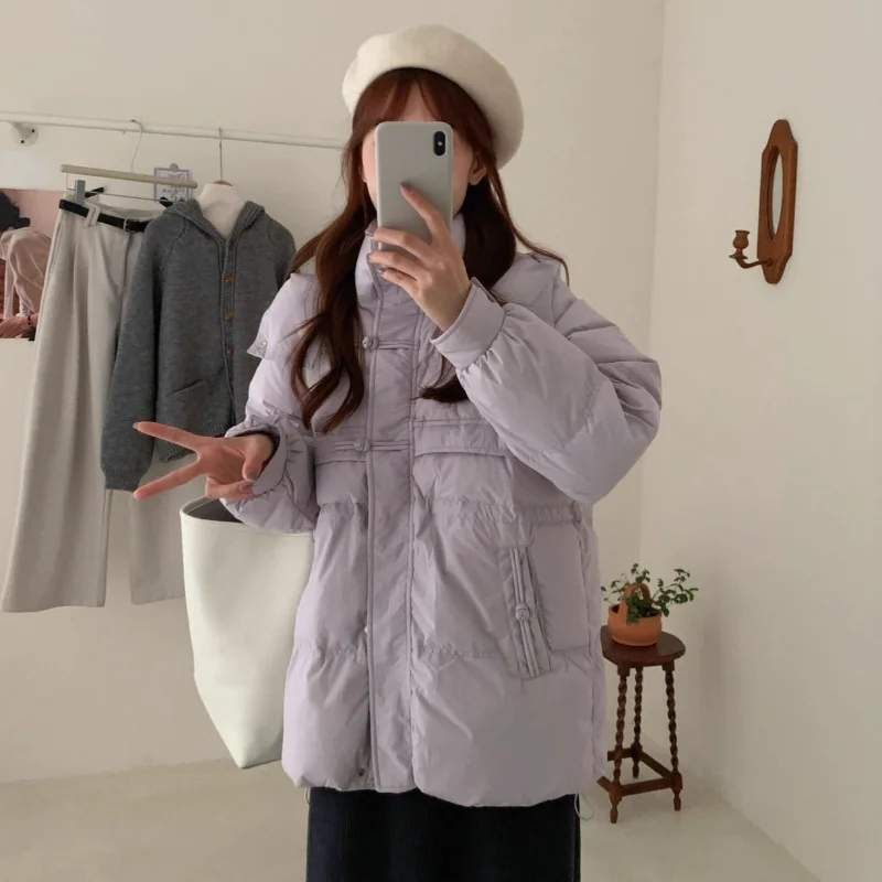 2022 Herbst/Winter Neuankömmling Damen locker sitzende, schlankmachende, modische, vielseitige, verdickte Daunenjacke mit Knöpfen