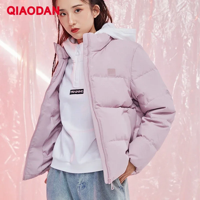 QIAODAN ZHIZAO Women Training Short Down Coat 90% Duck Down Light Warm Loose  Stand Collar Zipper Sports Down Coats XGM42202326