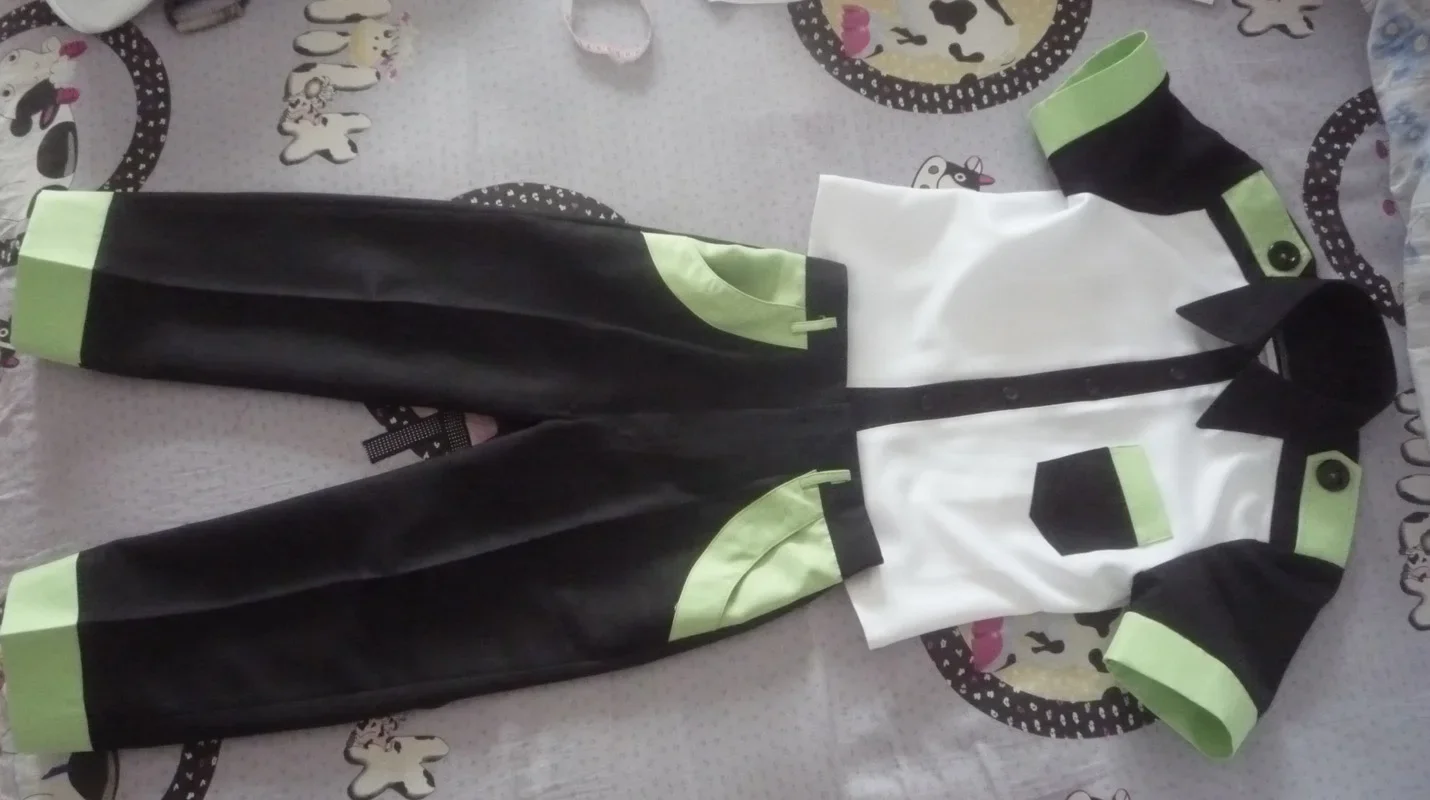 Noiz Cosplay Kostuum Op Maat Gemaakte Volledige Set (Top + Broek + Hoed + Badge)