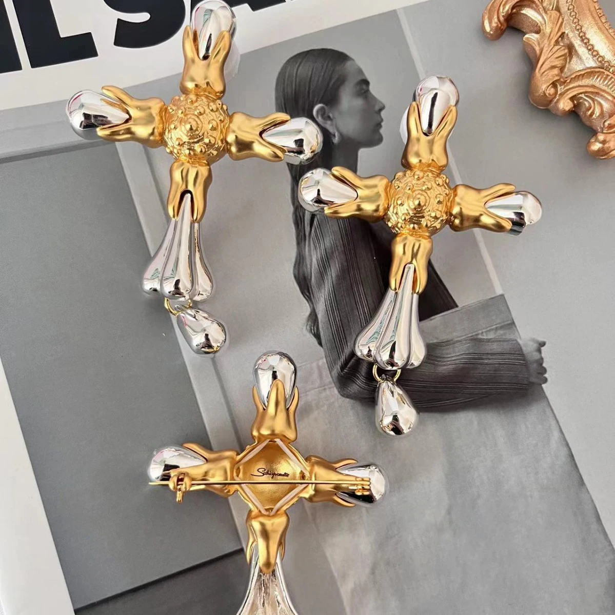 

Преувеличенная крестообразная шпилька в стиле Schiaparel, серия абстракционных художественных линий, роскошный стиль старых денег