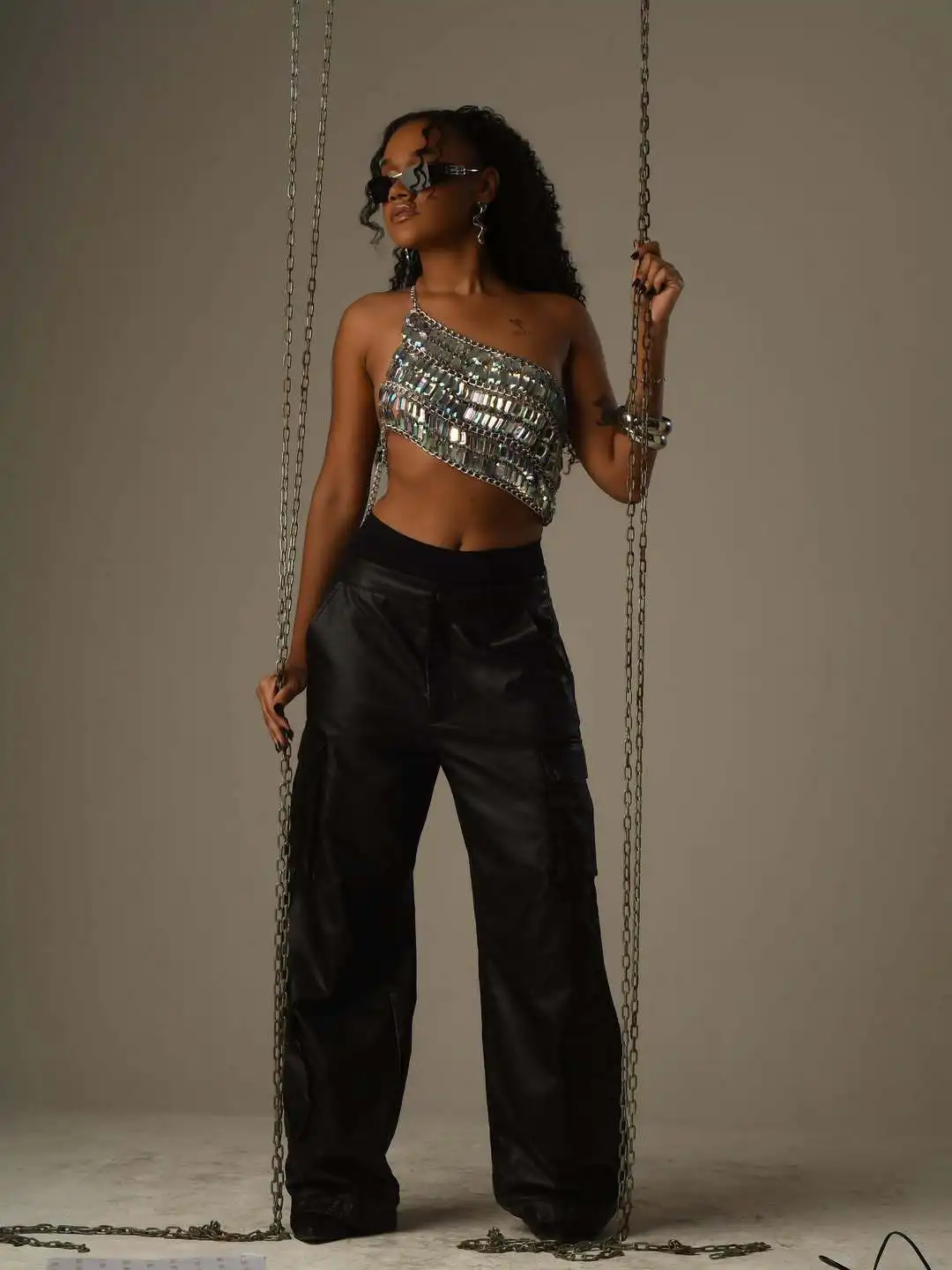 Damen-Crop-Top mit einem Schulterträger, ärmellos, glänzendes, reflektierendes Party-Club-Top, Einheitsgröße, Damen-Festival-Top für den Abend, modisches Oberteil. – Detail 3
