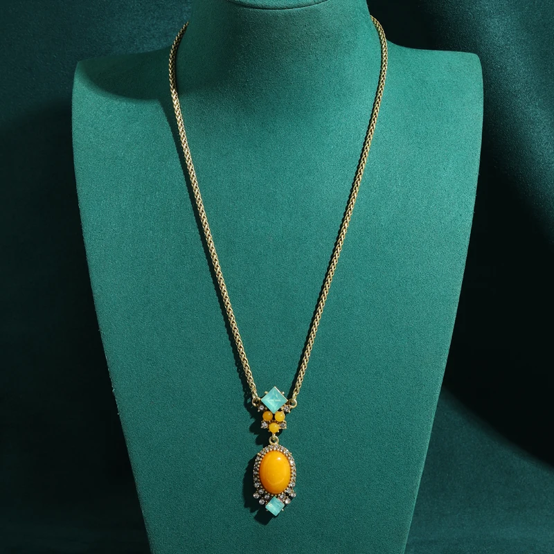 

Oval Vintage Beeswax Yellow Natural Stone Pendent Necklaces Green Zircon Gold Color Classic Retro Women High Jewelry Accessories