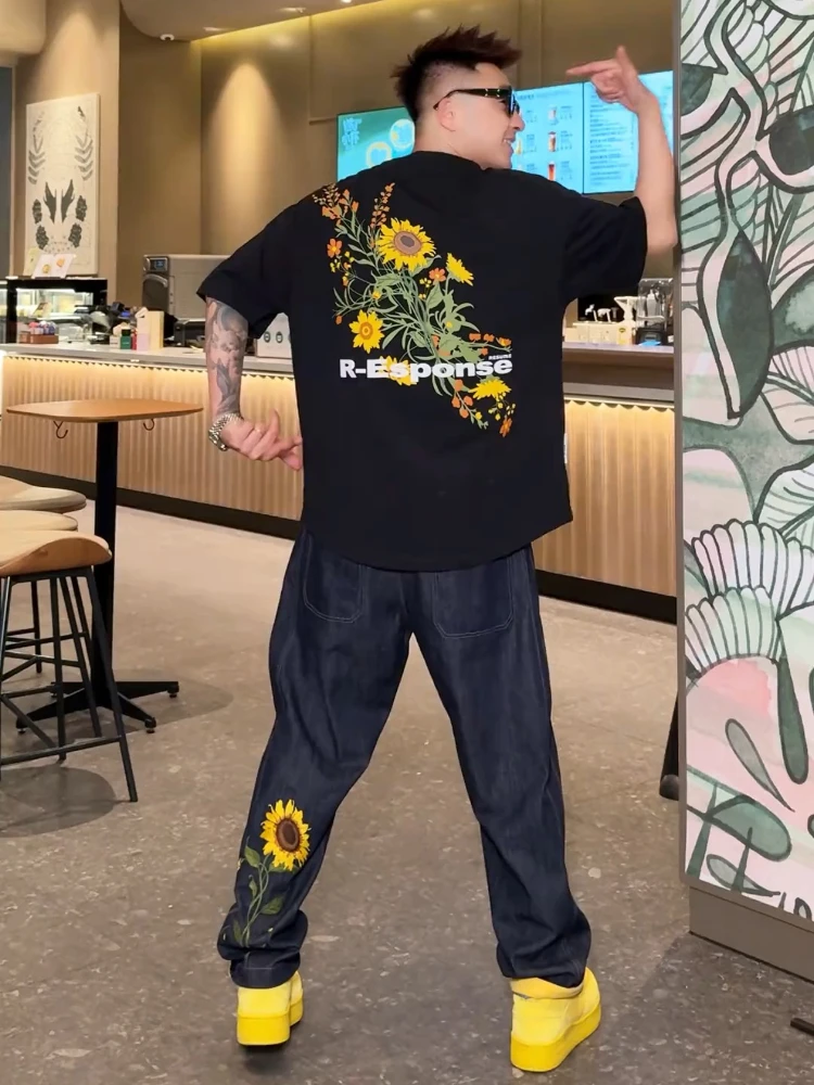 

Новый летний мужской спортивный костюм с УФ-активной вышивкой в виде цветов, повседневный, с коротким рукавом, вышитый, с цветными вставками и брюками с манжетами