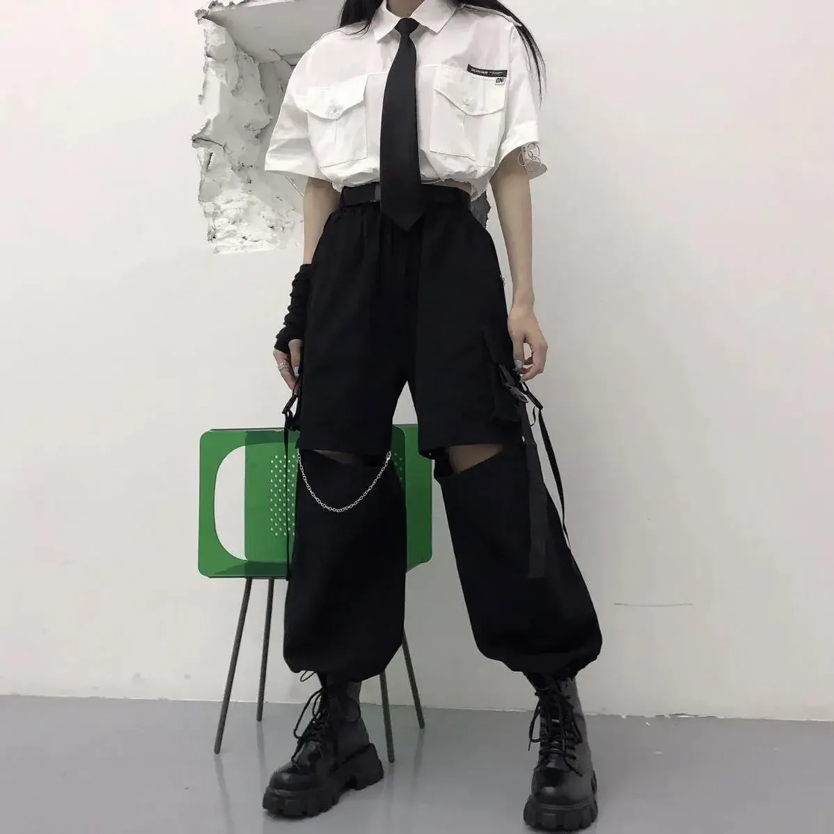 

Gothic Women's Cargo Techwear Pants Casual Wide Leg Jogger With Chain Korean Fashion Punk Black Kpop Y2k Trousers Streetwear