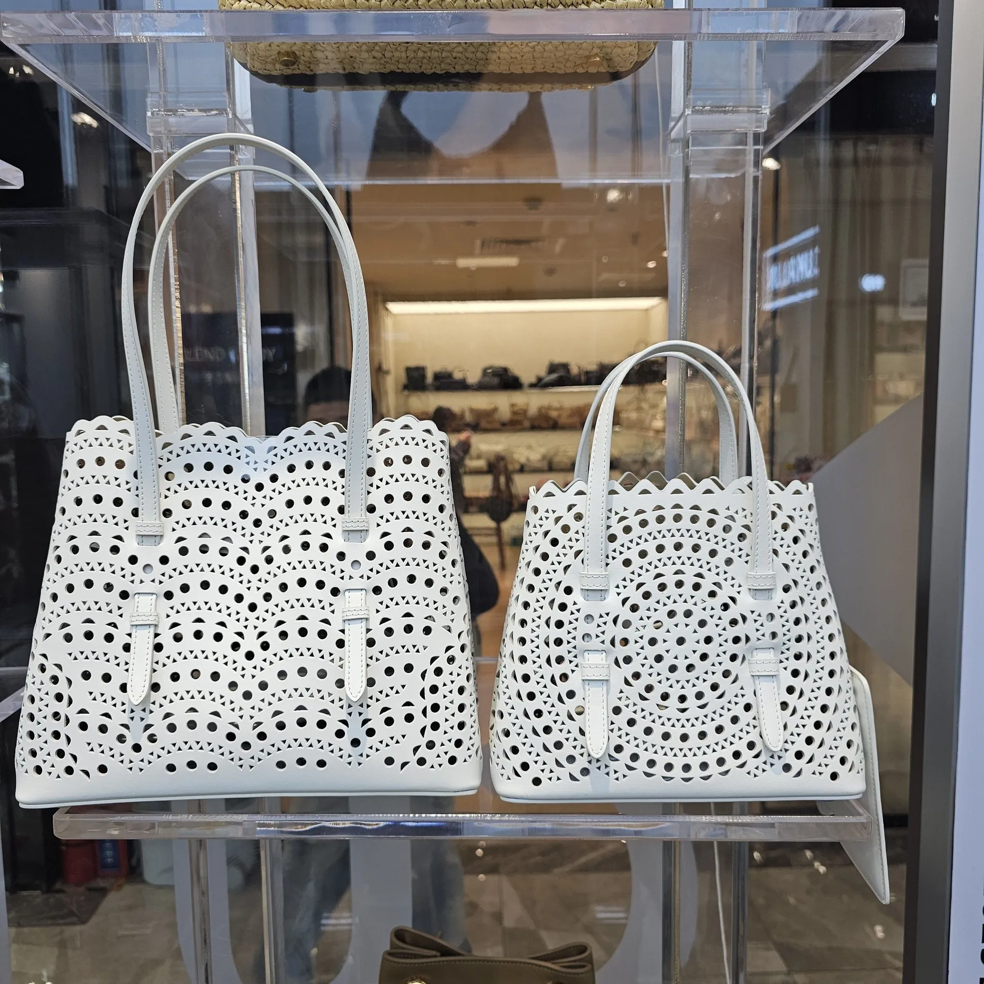 

2026 New French Crossbody Shoulder Bag Women's Versatile Wave Hollow Carved Vegetable Basket Handbag