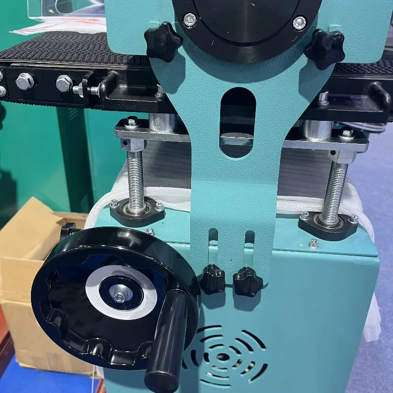 

Станок для удаления заусенцев с кромок методом вакуумной адсорбции 1000 мм, 20 мм, с 2 лентами и 6 наборами фаскоснимателей, оборудование для полировки металла