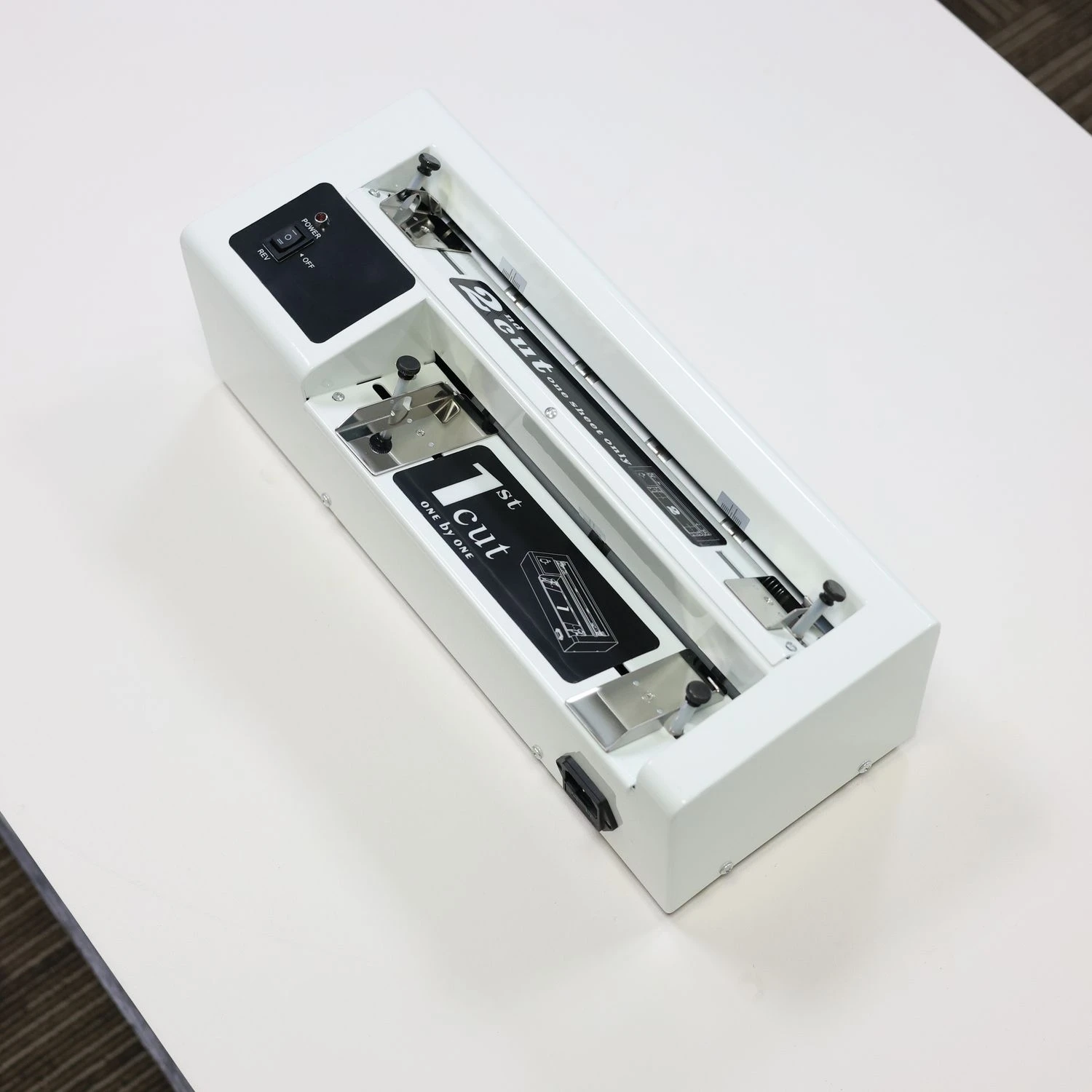 

Multifunctional QG-02 Card Slitter Machine - Electric Desktop Cutter for PVC/Paper Under 300g