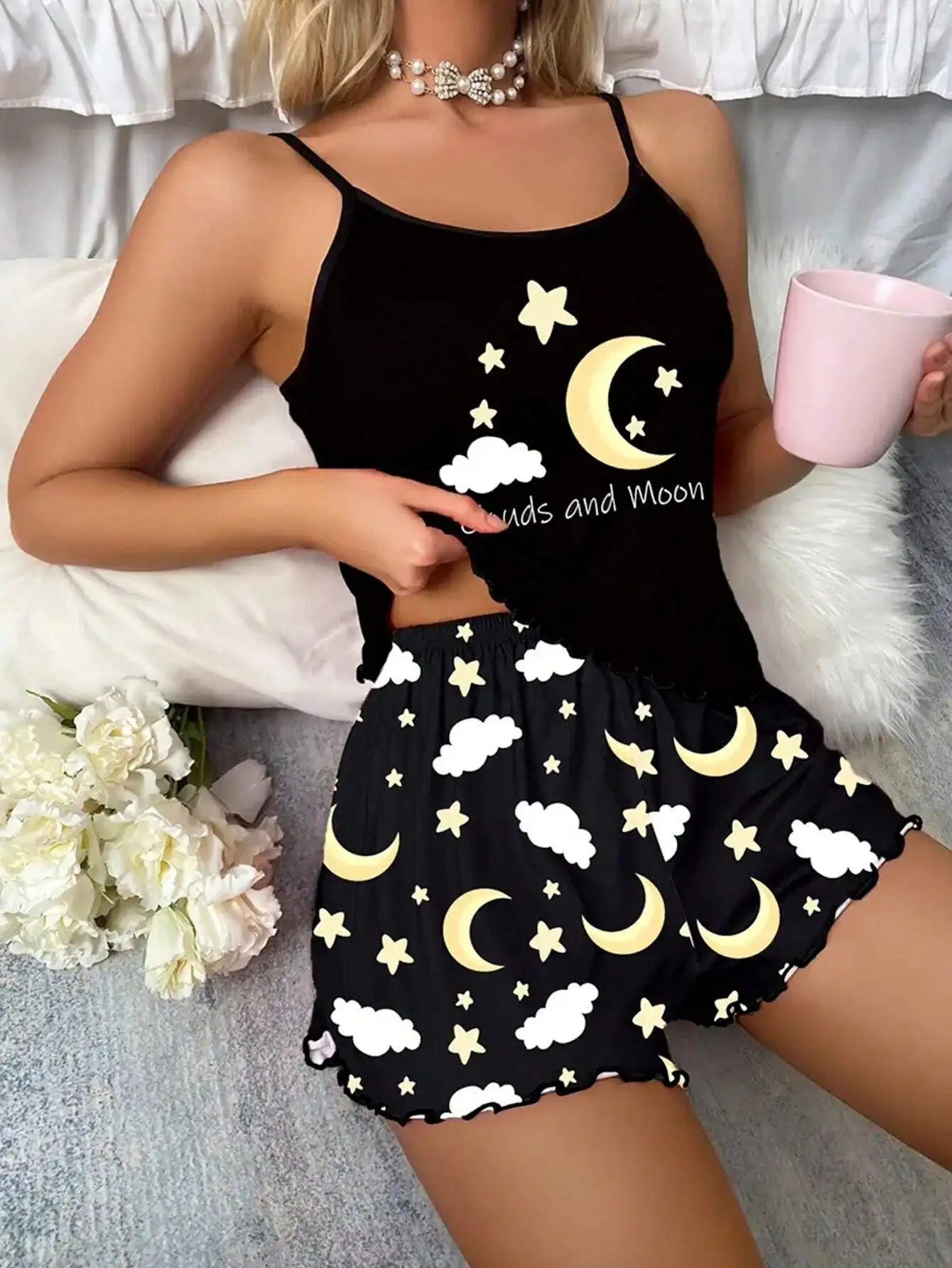 

Черный комплект для сна из двух предметов с принтом в виде луны и облаков, майка с круглым вырезом и шорты с рюшами