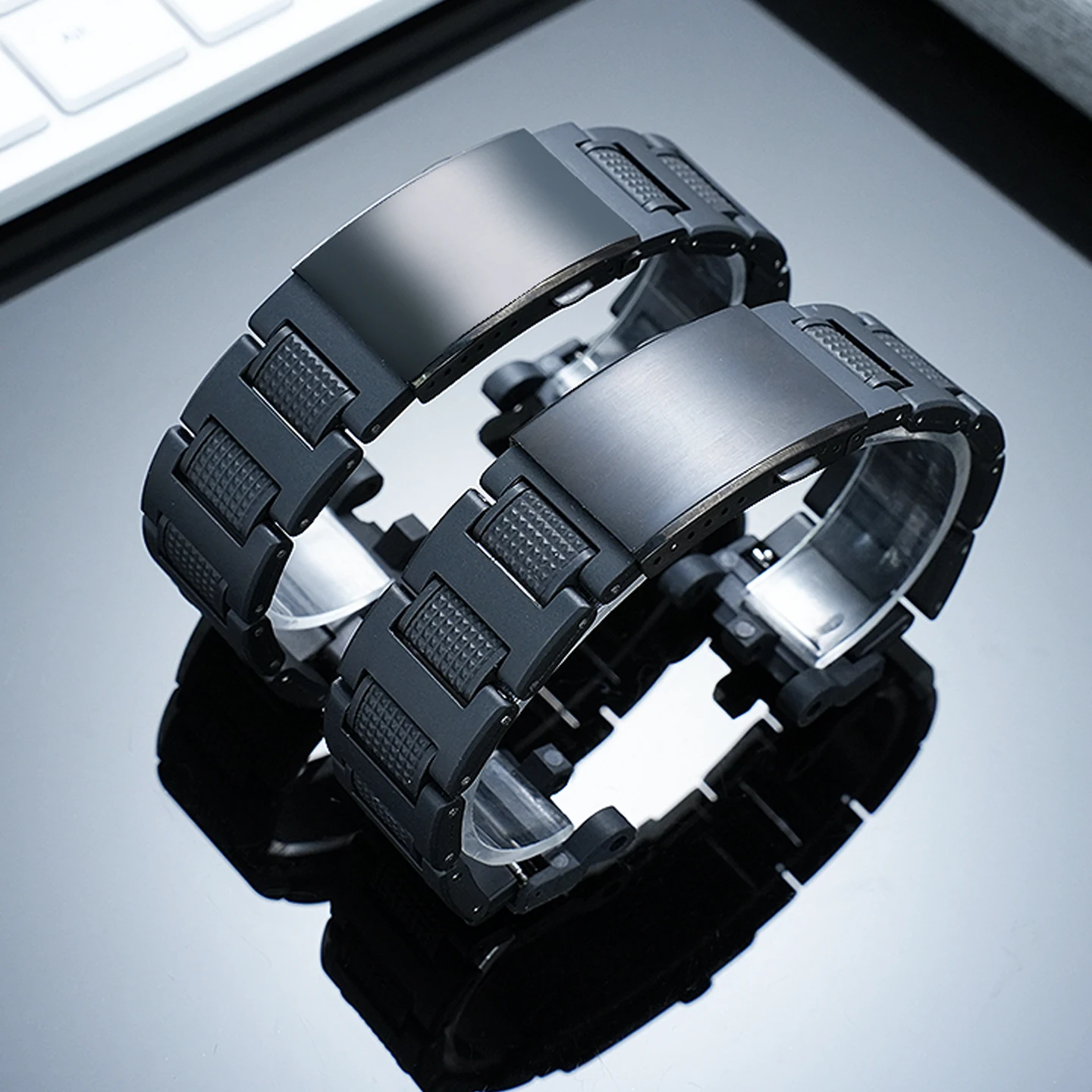 

Ultra-lightweight composite plastic-steel watch band; durable bracelet components for the Casio G-Shock G-2000