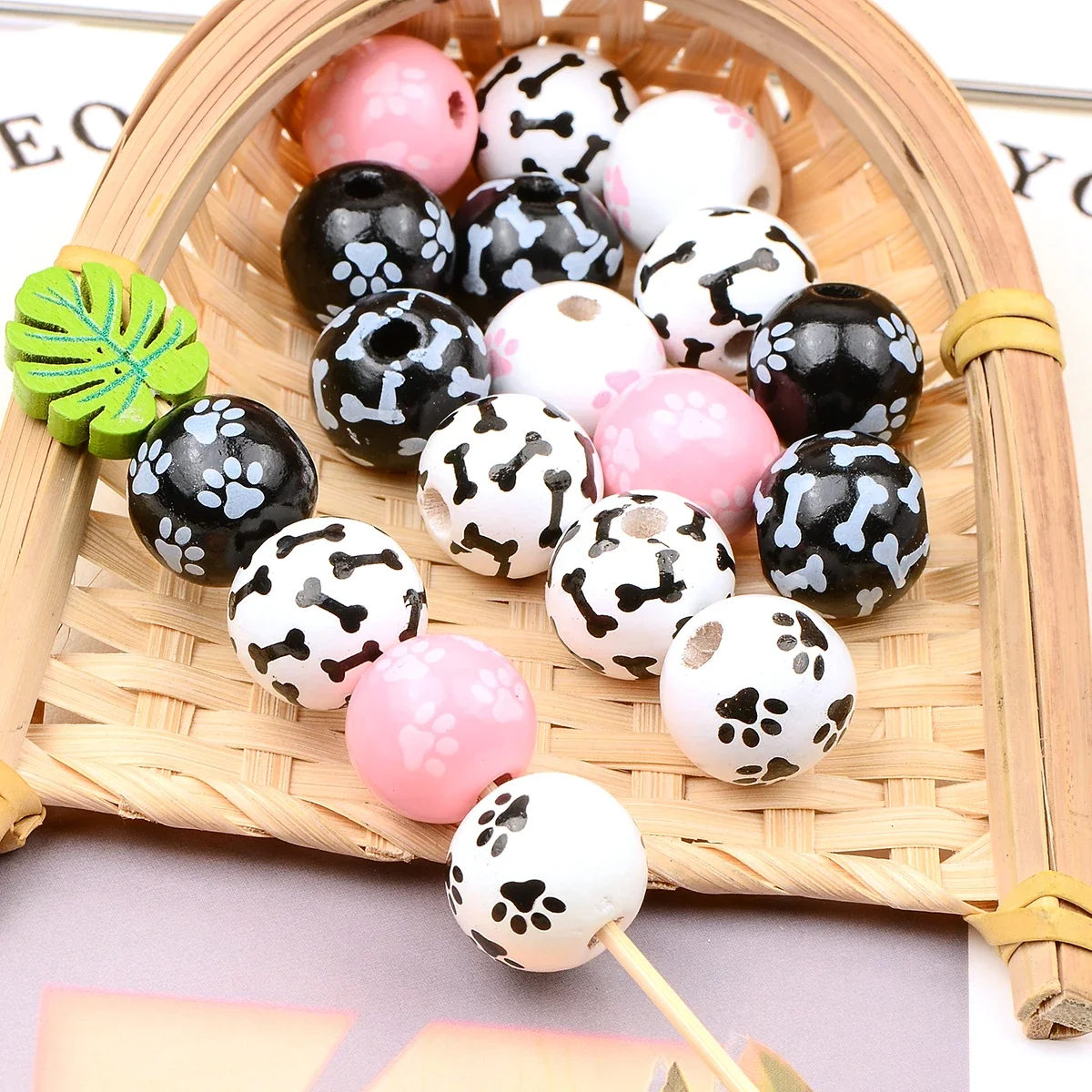 Abalorio de madera con estampado de huellas de perro y huesos, cuenta con agujero grande para regalo, collar, pulsera, accesorios de joyería, 15 piezas