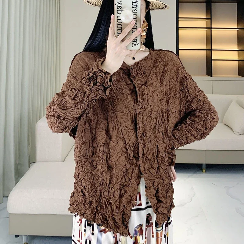 مطوي المرأة قميص 2025 الخريف منتج جديد بلون طويل الأكمام واحدة الصدر تصميم أنيق وفريد من نوعه معطف فوقي الإناث