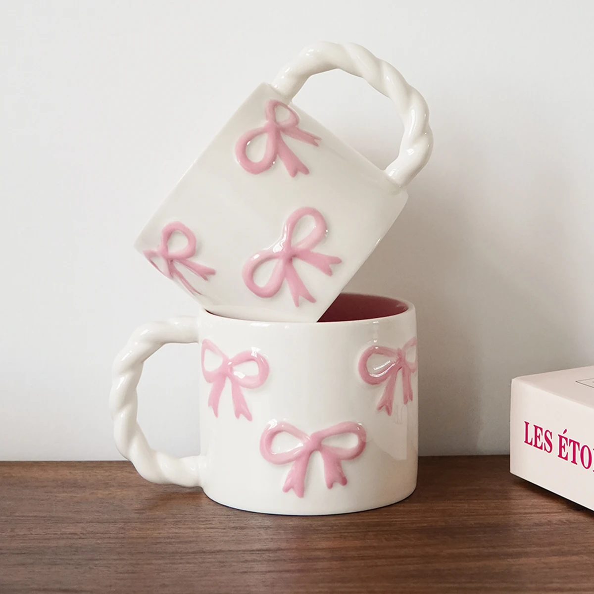1 Stück 13,4 Unzen rosa Schleife Keramikbecher, Drehgriff Keramikbecher, exquisite und einfache rosa geprägte Becher, geeignet für Café Latte Art Becher, Heimdekoration, Trinkutensilien, Küche, Wohnzimmer, Schlafzimmer, Geschenk