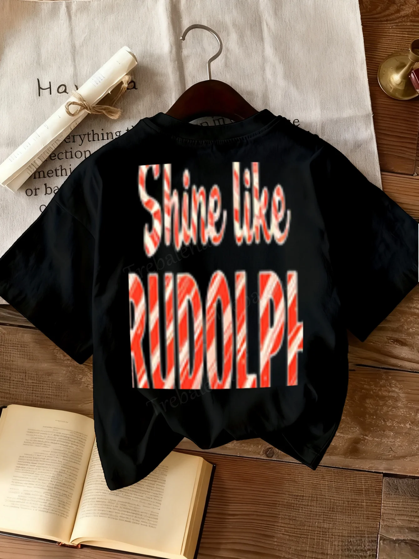 

Женская футболка Shine Like Rudolph: праздничная женская футболка в красную полоску