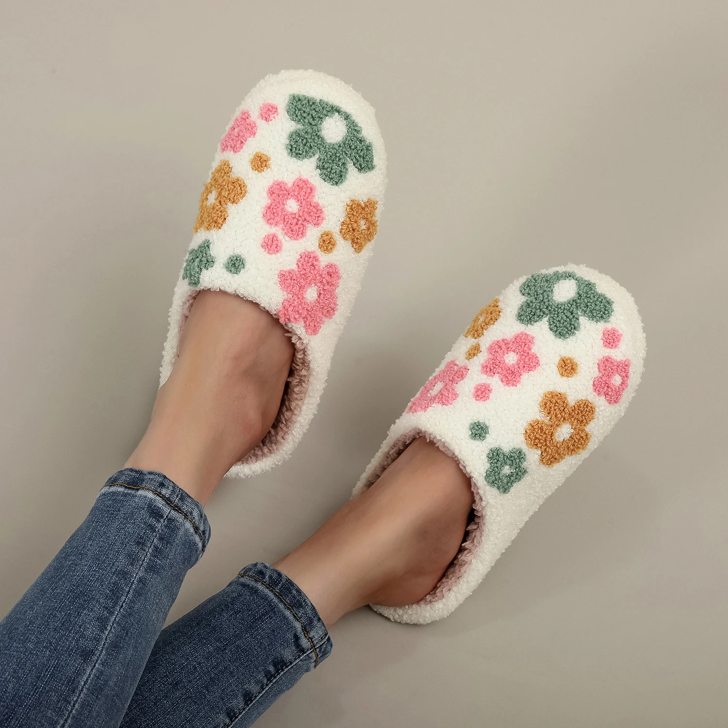 A Pair of White Colorfulful Wild Flower Embroider Patterns Plush Home Soft-Soled Comfortable Furry Slippers Cute Warm Non-Slip Indoor Slippers for Men and Women Can Wear Lightweight Silent Comfortable Shoes, the First Choice for Gifts