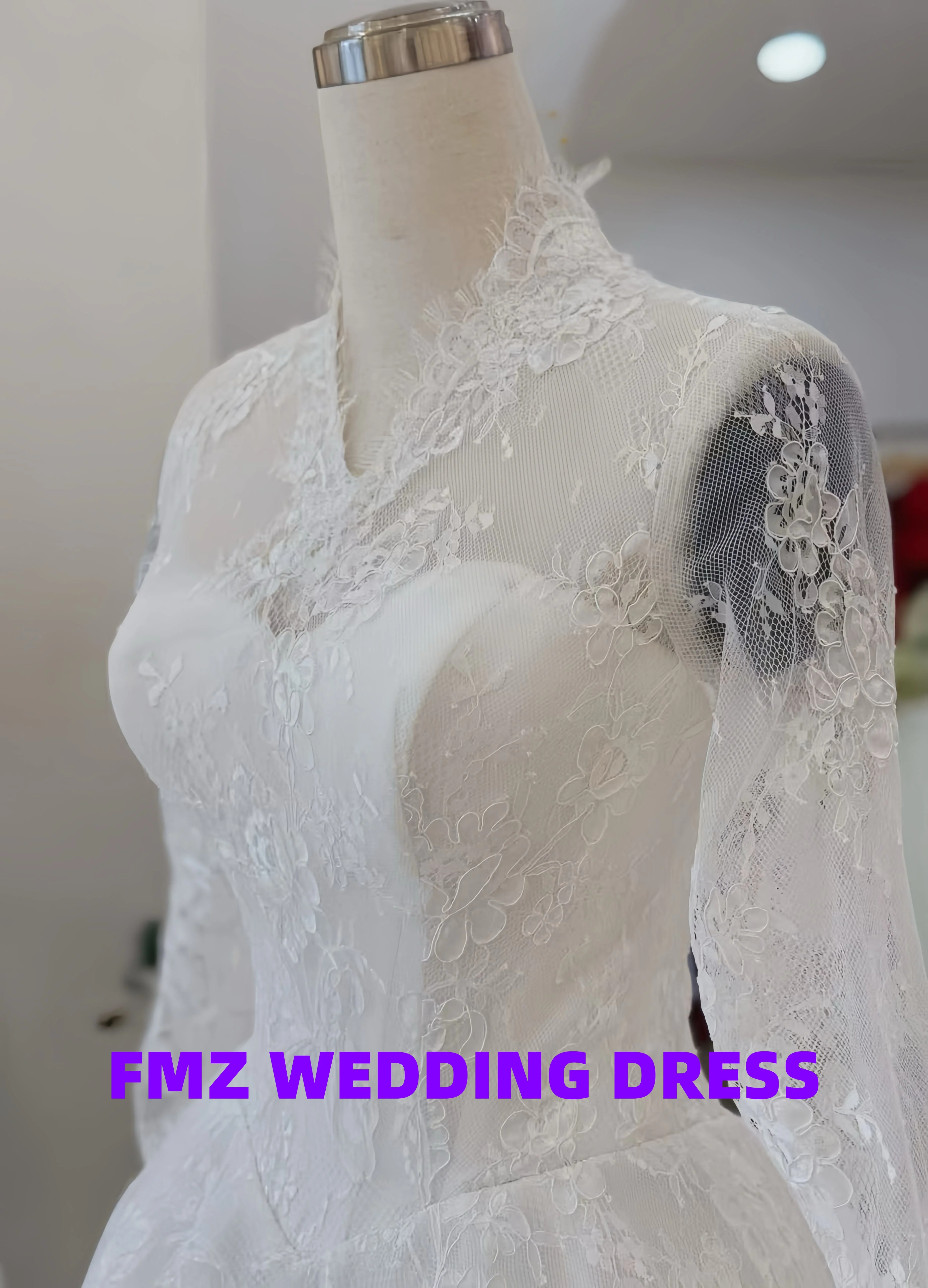 Abito da sposa elegante in pizzo A-LINE a maniche lunghe con scollo a V personalizzato Amanda novias abiti da sposa Amanda's novias