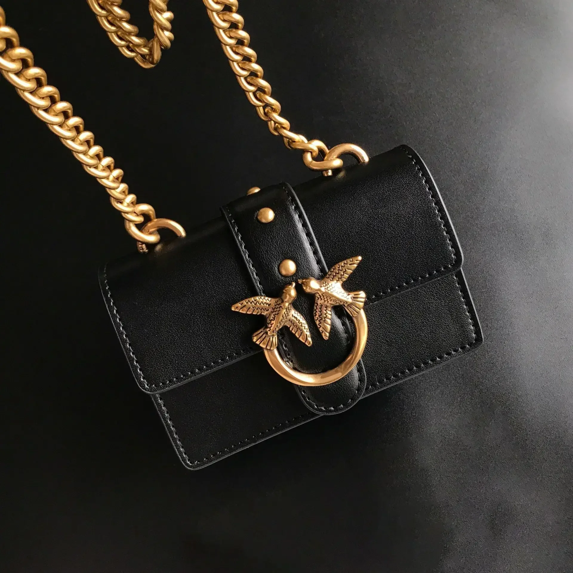 2026 Neue Damen-Umhängetasche in Beige mit V-Steppung, PU-Leder, Goldener Schwalbenverschluss, Ketten-Mini-Schultertasche für den Alltag, Dating, Hochzeit, Bestseller – Detail 10