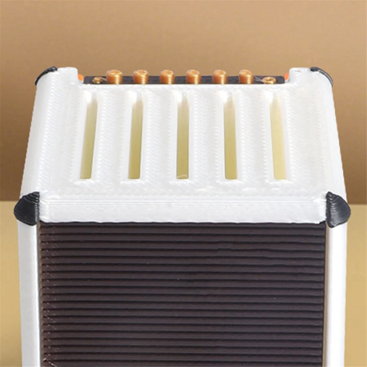 N18R Caja de almacenamiento de púas de guitarra impresa en 3D, adornos de altavoz de simulación, juguetes de almacenamiento de accesorios para ukelele.