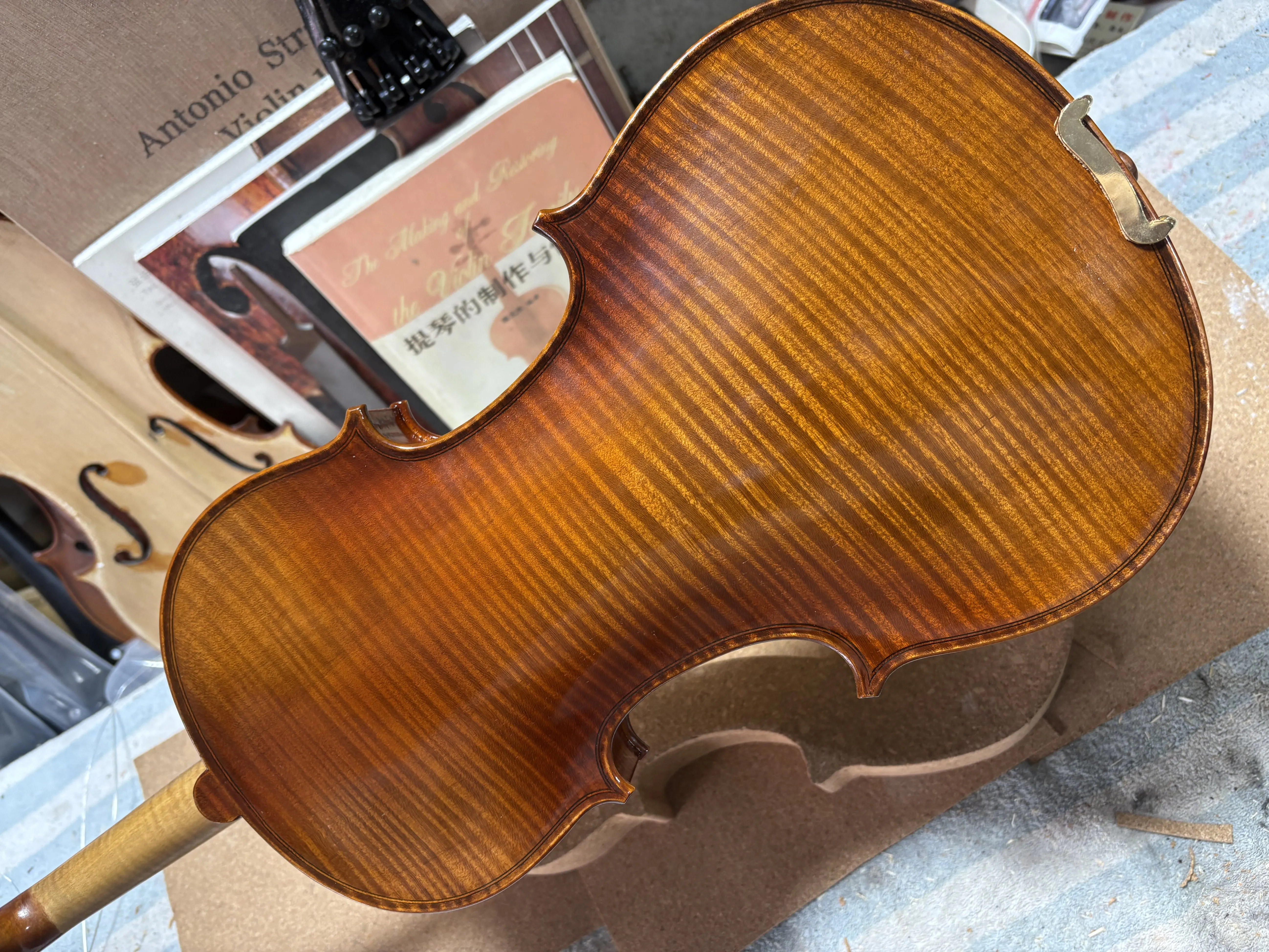 Pro 4/4 Violin European Flame Maple-backed Spruce Top Strati model complimentary box and bow.