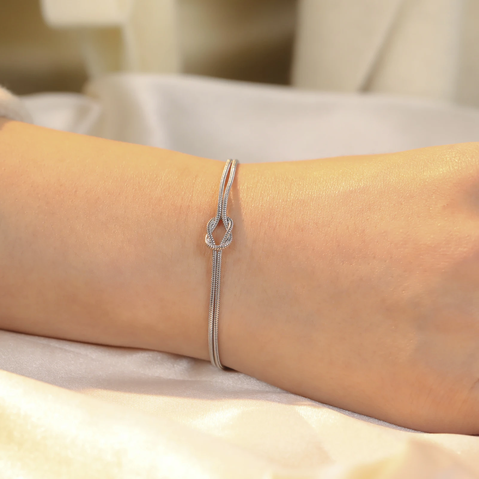 Skyrim Doppelte Schlangenkette Liebesknoten Armband Edelstahl Goldfarben Verstellbare Armbänder für Frauen Männer Paare Minimalistischer Schmuck – Detail 6