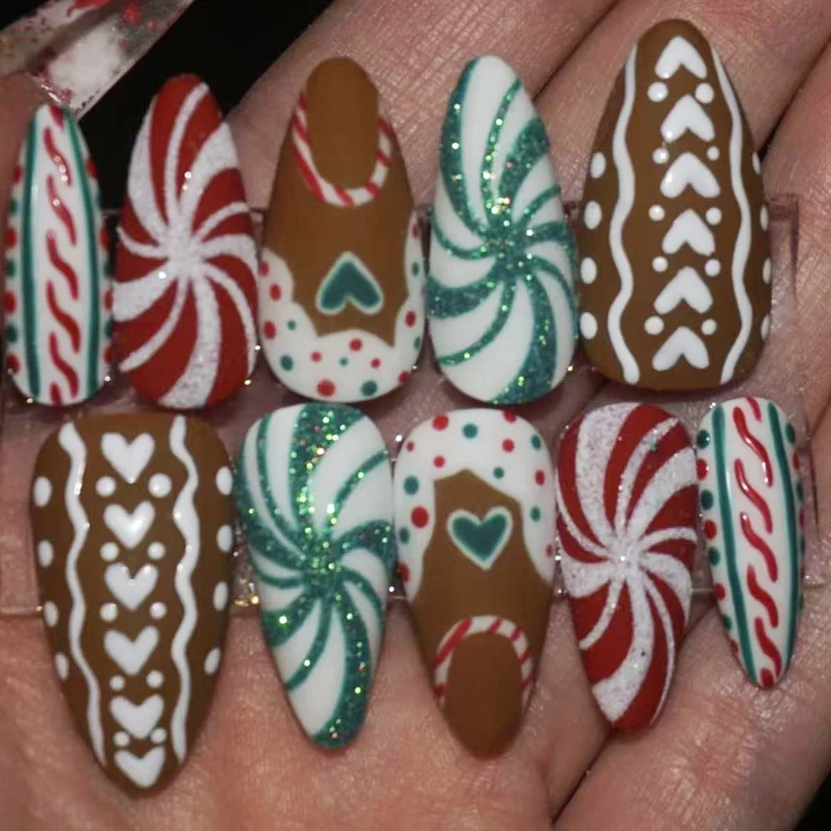 

24PCS Christmas False Nails Glitter Red Green Spiral Heart Brown Stripes Pattern Press on Fake Nails for Women Wearable Manicure