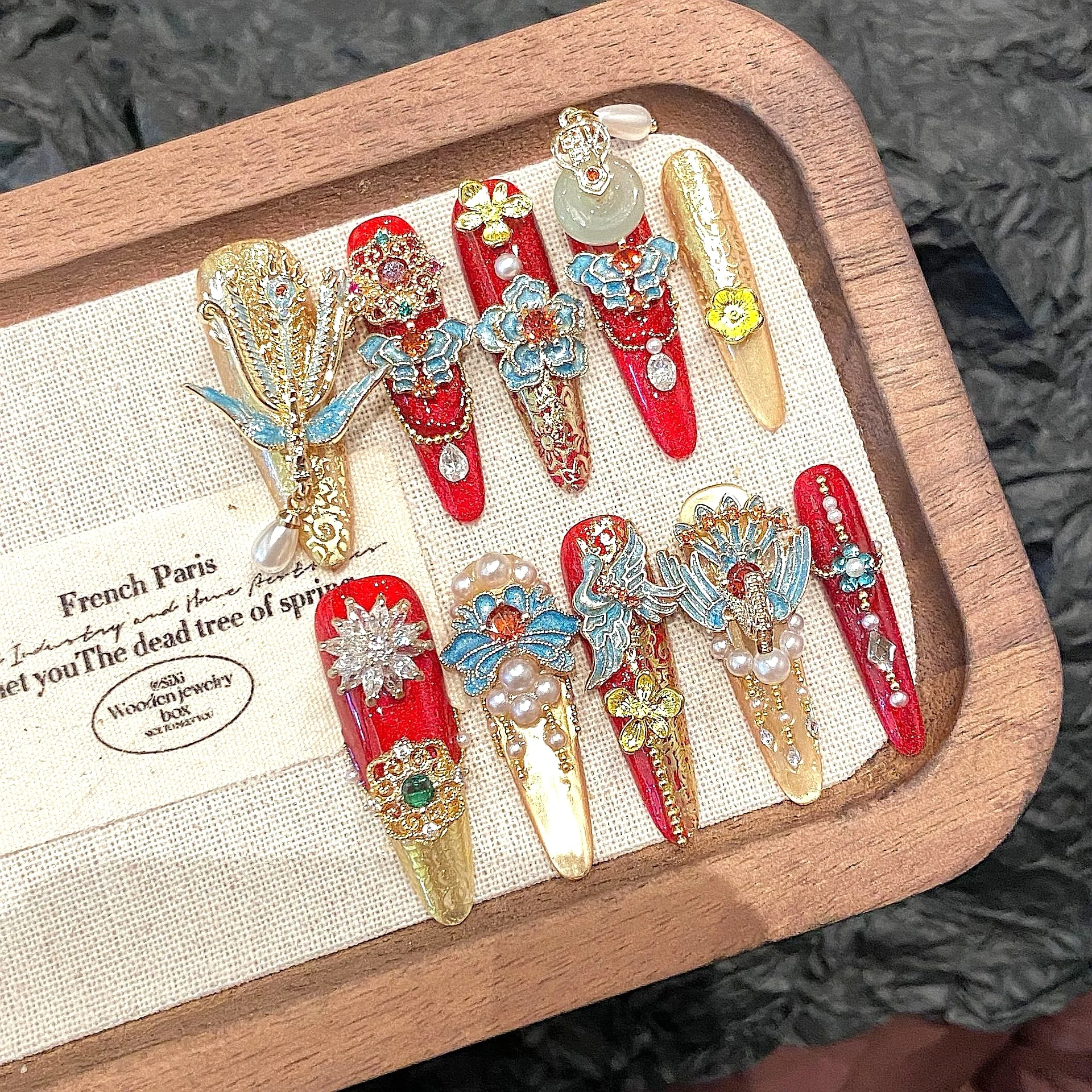 

Luxurious Full-Diamond Wedding Banquet Art Piece with Cat-Eye Effect, Wearable Nail Art