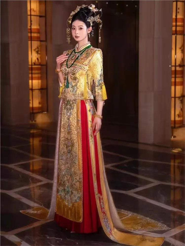

The new bride's wedding toasting dress gown ceremonial phoenix crown red cape and dragon