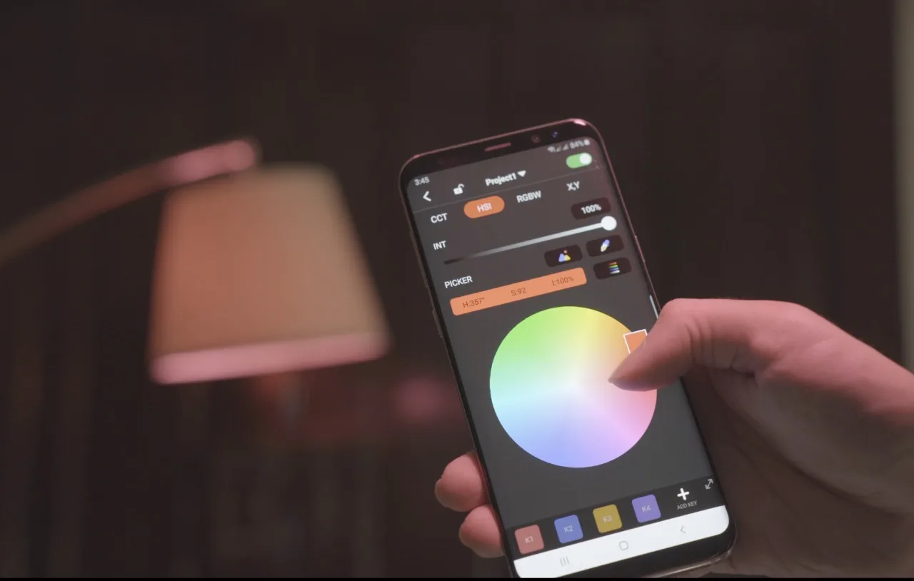 IFootage C4 กระเป๋า RGBW เติมแสง APP แบบพกพามือถือขนาดเล็ก LED สีสร้างสรรค์บรรยากาศแสงมือถือกล้อง DSLR