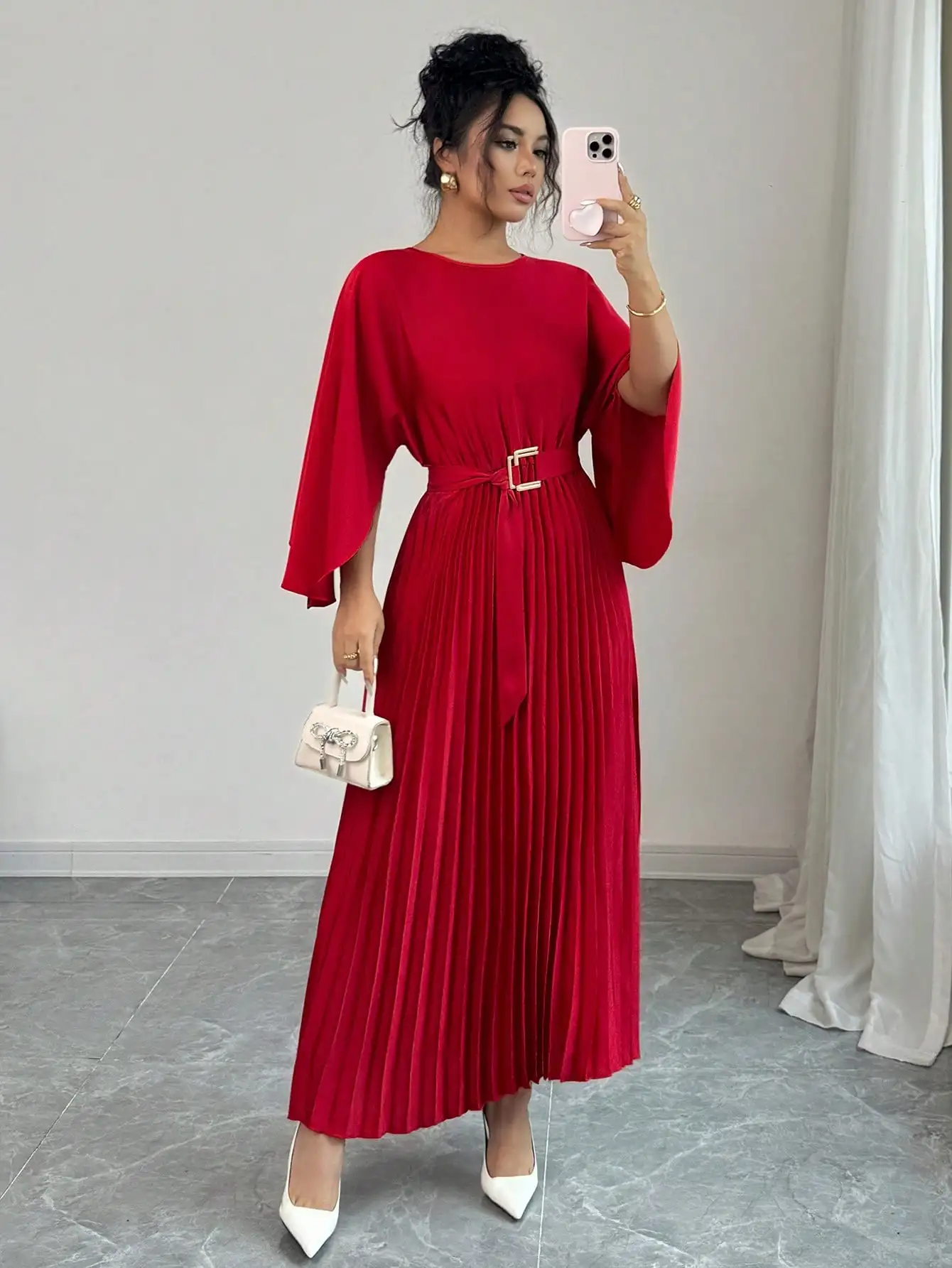 

Real red pleated dress! Pleated big skirt; golden belt with buckle; luxurious travel