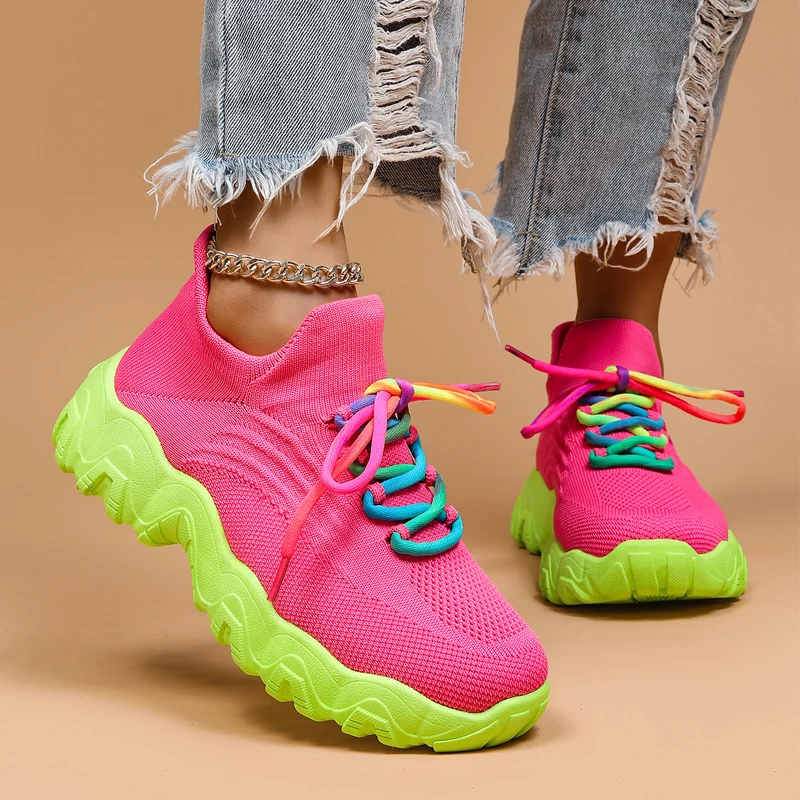 Chaussures de course en fibre de carbone avec coussin élastique, surface en tricot respirant, semelle extérieure antidérapante pour une adhérence au sol, construction légère pour le marathon