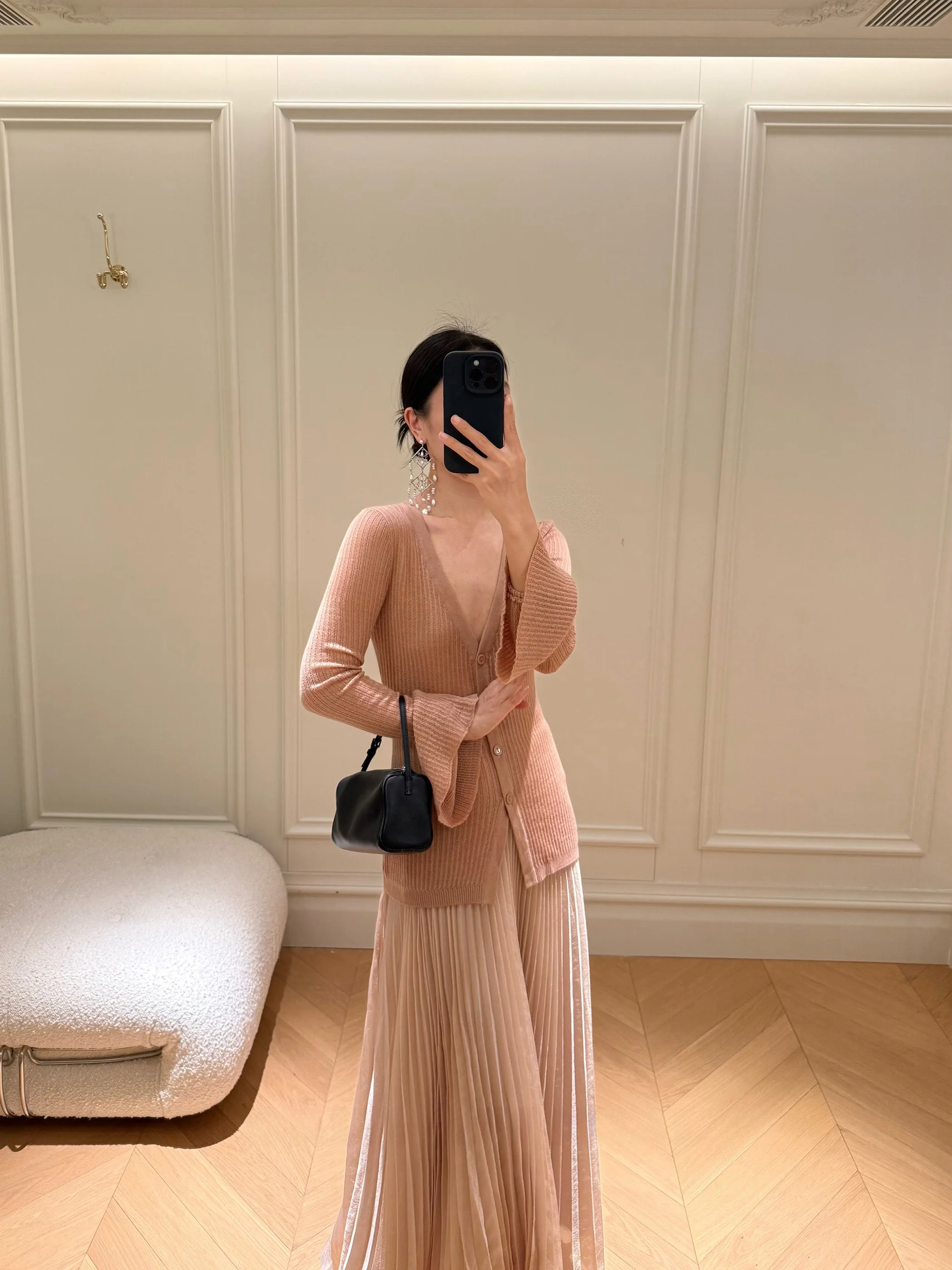 

Romantic Atmosphere Knitted Woolen Long Sleeve V-Neck Bell Bottom Top Women's Casual Style Slim Fit Knitwear Mid-Length
