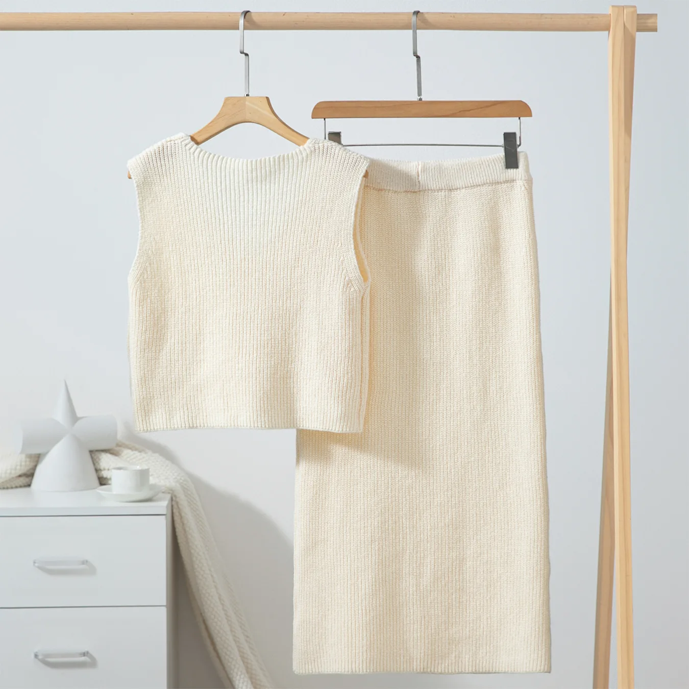 

Комплект из двух предметов, женский наряд, новинка весны 2024, трехмерный цветочный декор, вязаный жилет без рукавов с v-образным вырезом и юбка с высокой талией