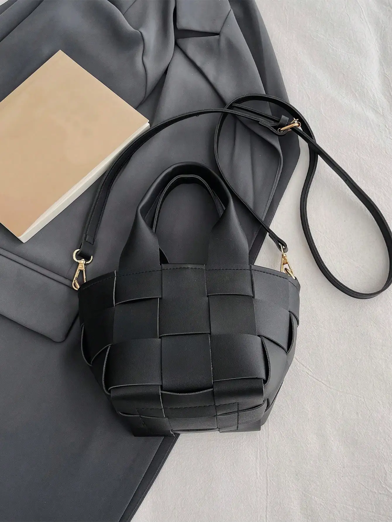 Modische, minimalistische, karierte Bucket Bag, leicht, mit verstellbarem Riemen, Damen-Handtasche mit Tragegriff für Urlaub, Reisen und den Alltag – Detail 17