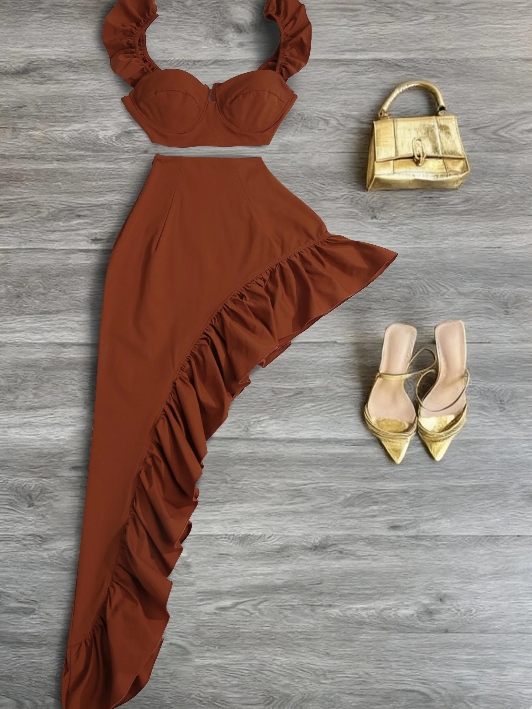 Bruine elegante strapless rokset met ruches, bruine slim-fit jurkset in retrostijl, stijlvolle bruine rokset met ruches aan de zoom