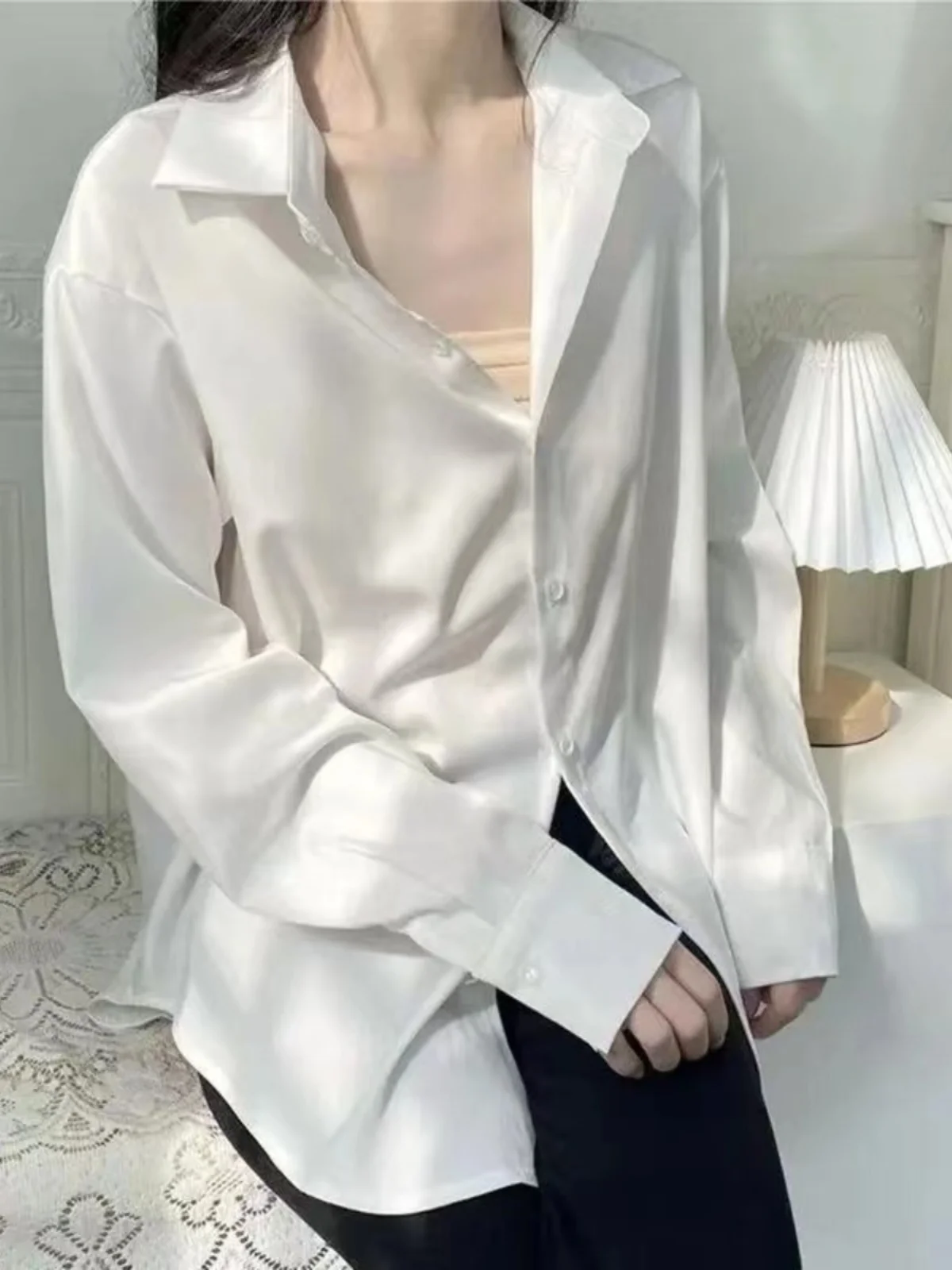Ele المرأة طويلة Sve irt 2024 جديد Sle البوليستر الساتان ثنى قميص أبيض الكورية Sle طوق زر التفاصيل