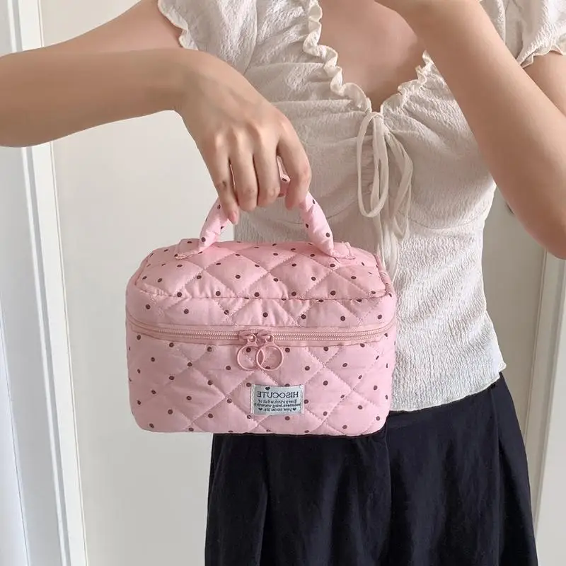 Niedliche, gesteppte Kosmetiktasche mit Polka-Dot-Muster, großes Fassungsvermögen, weicher Griff, ideal für Reisen und die tägliche Aufbewahrung von Hautpflegeprodukten. – Detail 12