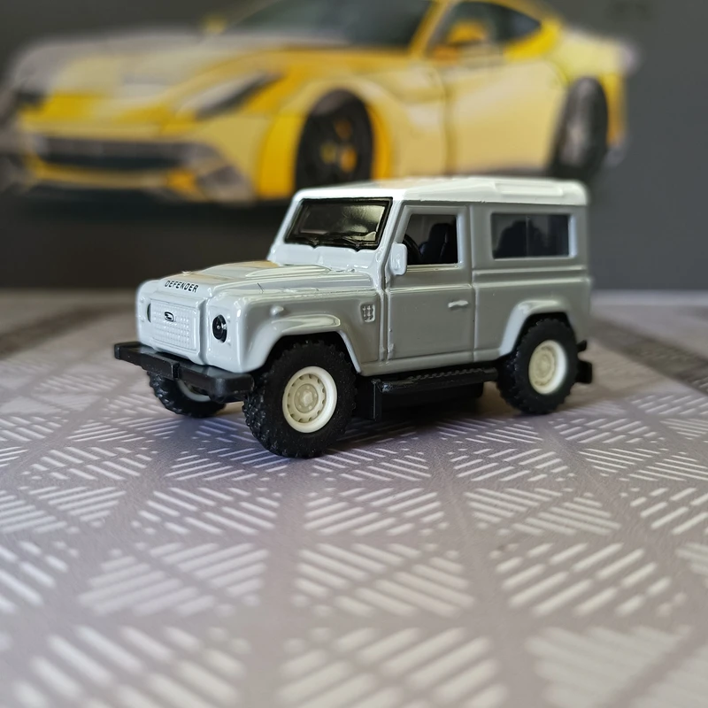 

Модель внедорожника Land Rover Defender в масштабе 1:64, ретро-дизайн, из сплава, подходит для коллекции и может быть подарен.