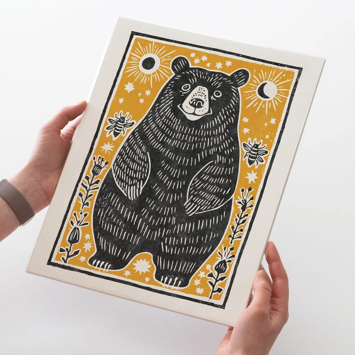 impressao-em-linogravura-de-urso-preto-com-sol-lua-e-abelhas-decoracao-de-parede-inspirada-na-arte-popular-para-sala-de-estar-e-quarto