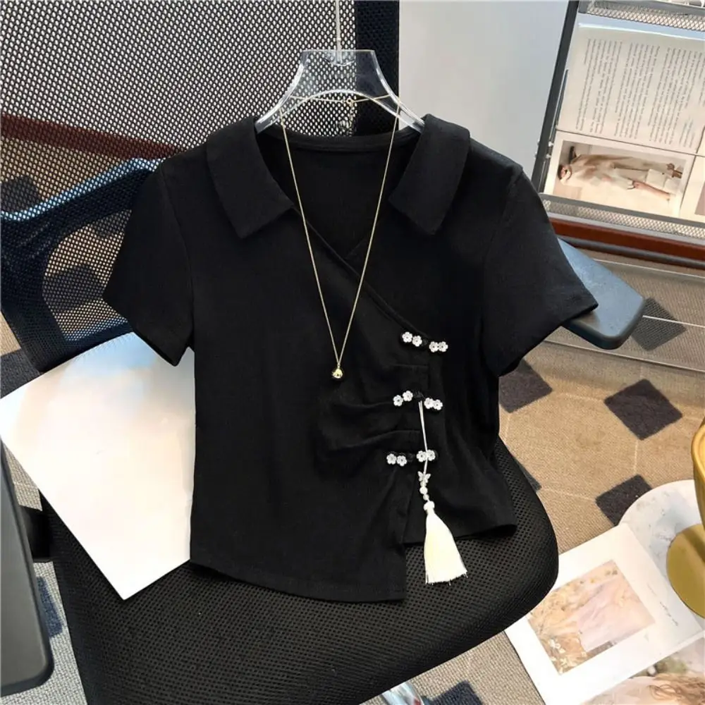 เสื้อยืดคอวีทรงไม่สมมาตรประดับพู่ห้อย แต่งกระดุมดอกไม้ สไตล์จีน เสื้อครอปทรงเข้ารูปสำหรับผู้หญิง เสื้อผ้าฤดูร้อนสไตล์สตรีทแวร์
